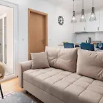 Apartment Noa With Sea View And Private Parking