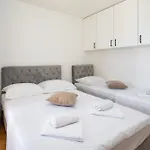 Apartment Noa With Sea View And Private Parking