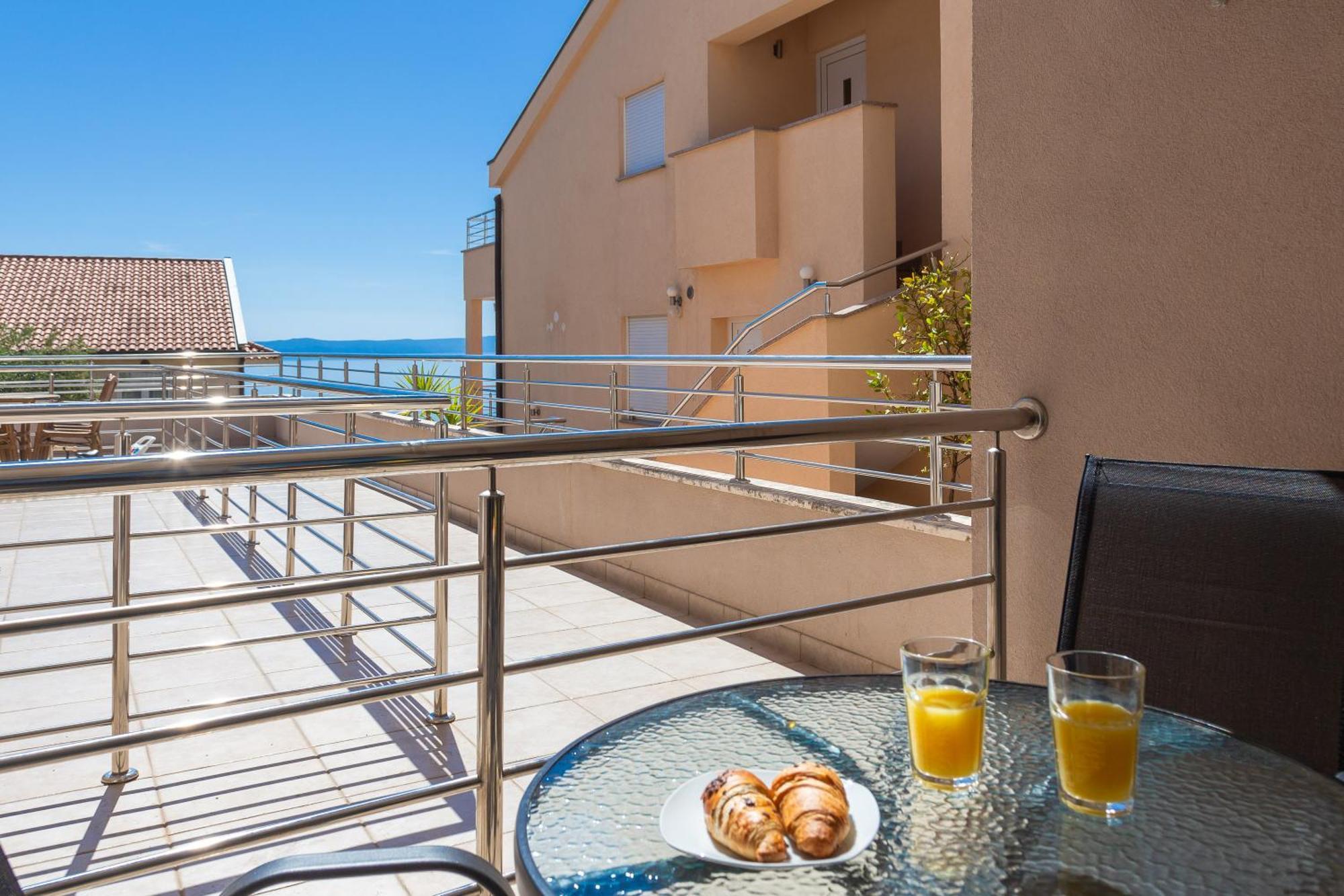 Apartment Noa With Sea View And Private Parking