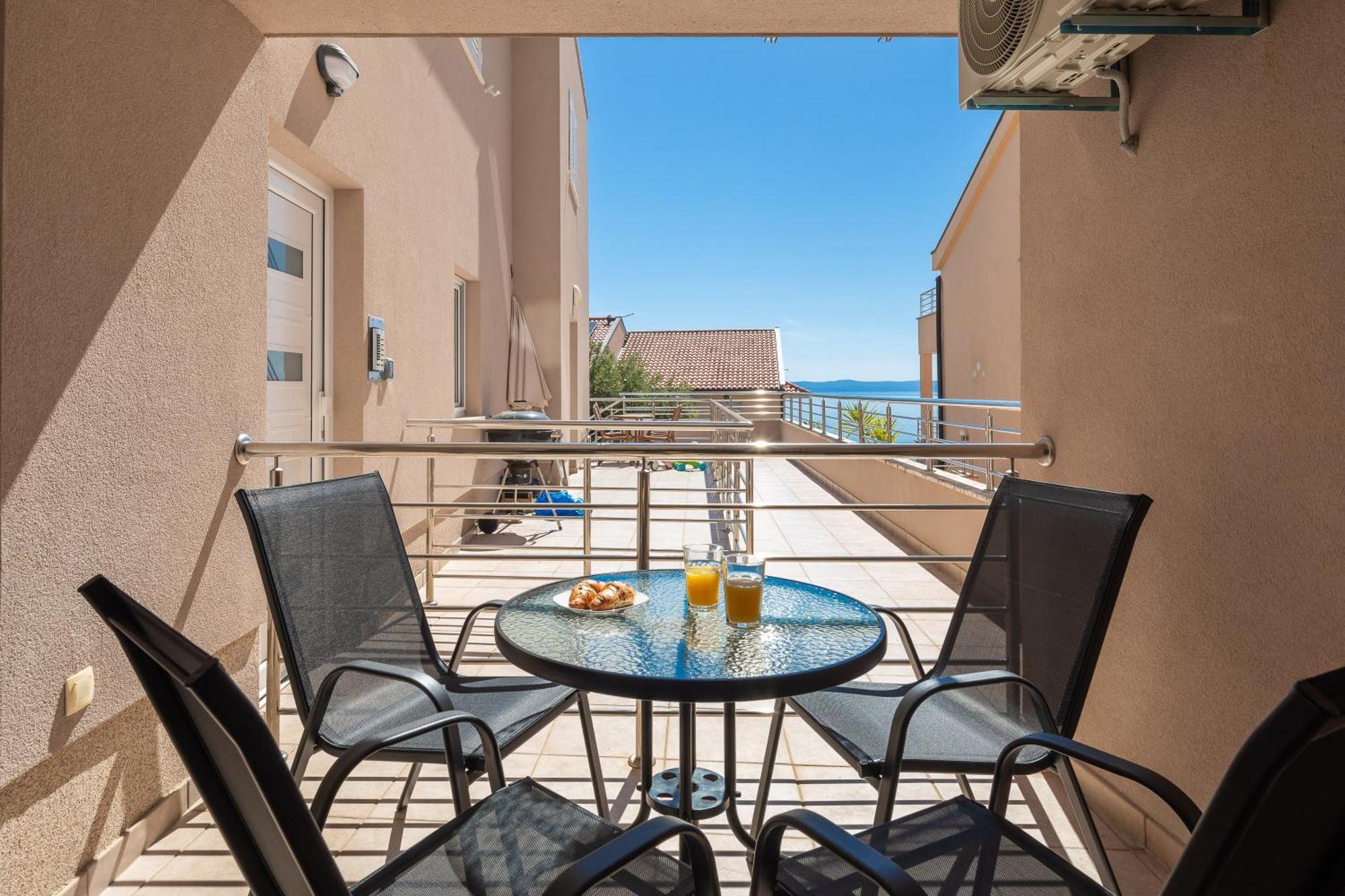 Apartment Noa With Sea View And Private Parking